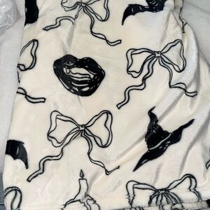 New Rachel Zoe 60 x 70” Halloween vampire lips,bat bow skull Luxe Faux Fur Throw